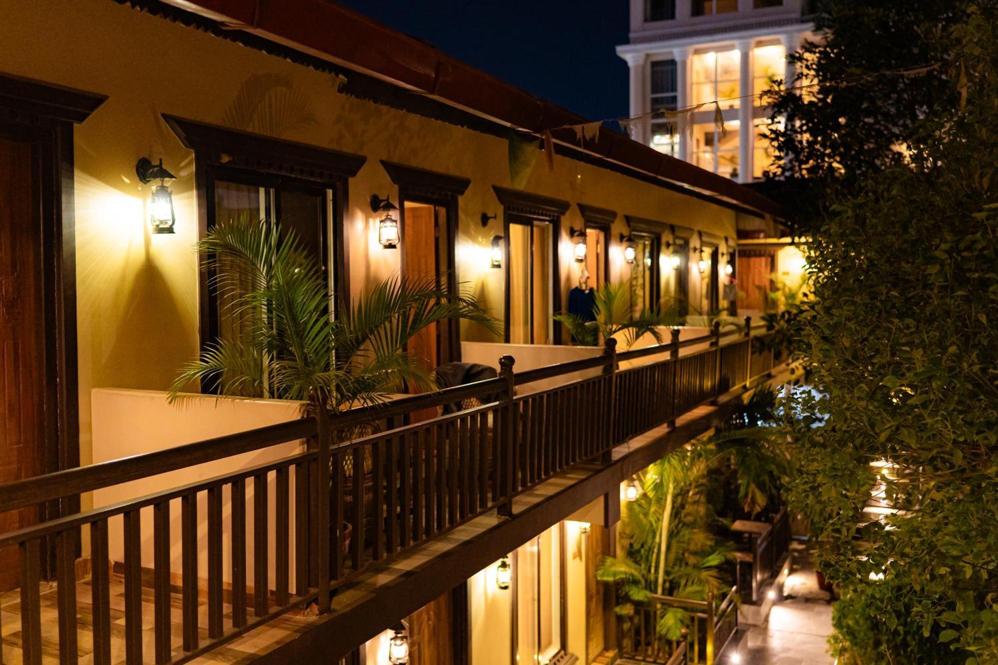 Busy Bee Resort, Pokhara Extérieur photo