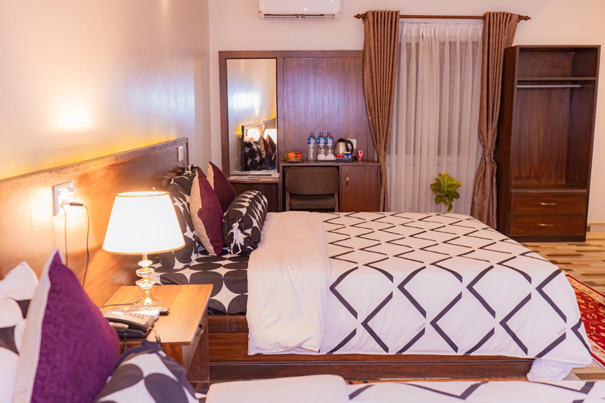 Busy Bee Resort, Pokhara Extérieur photo
