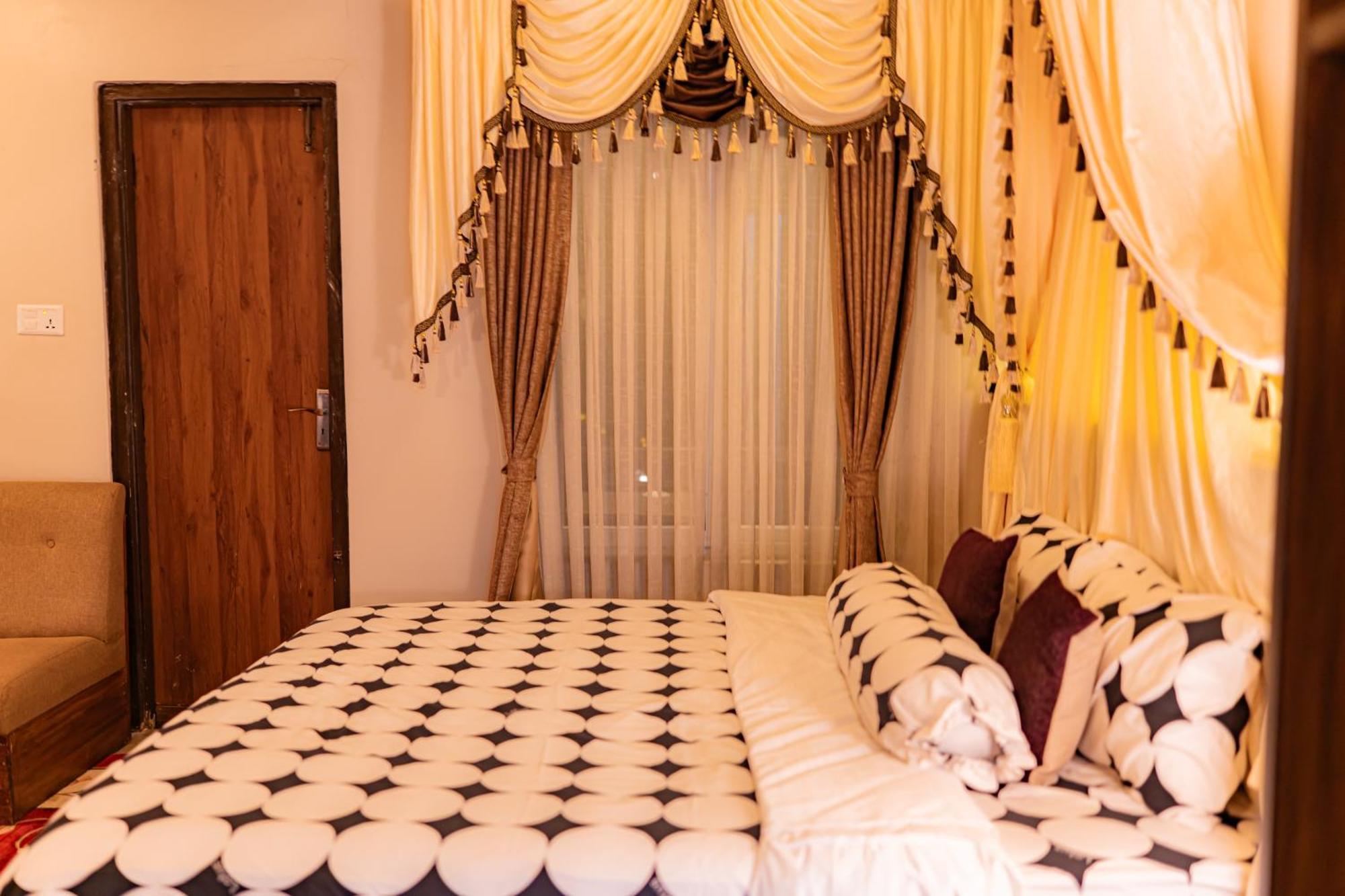 Busy Bee Resort, Pokhara Extérieur photo