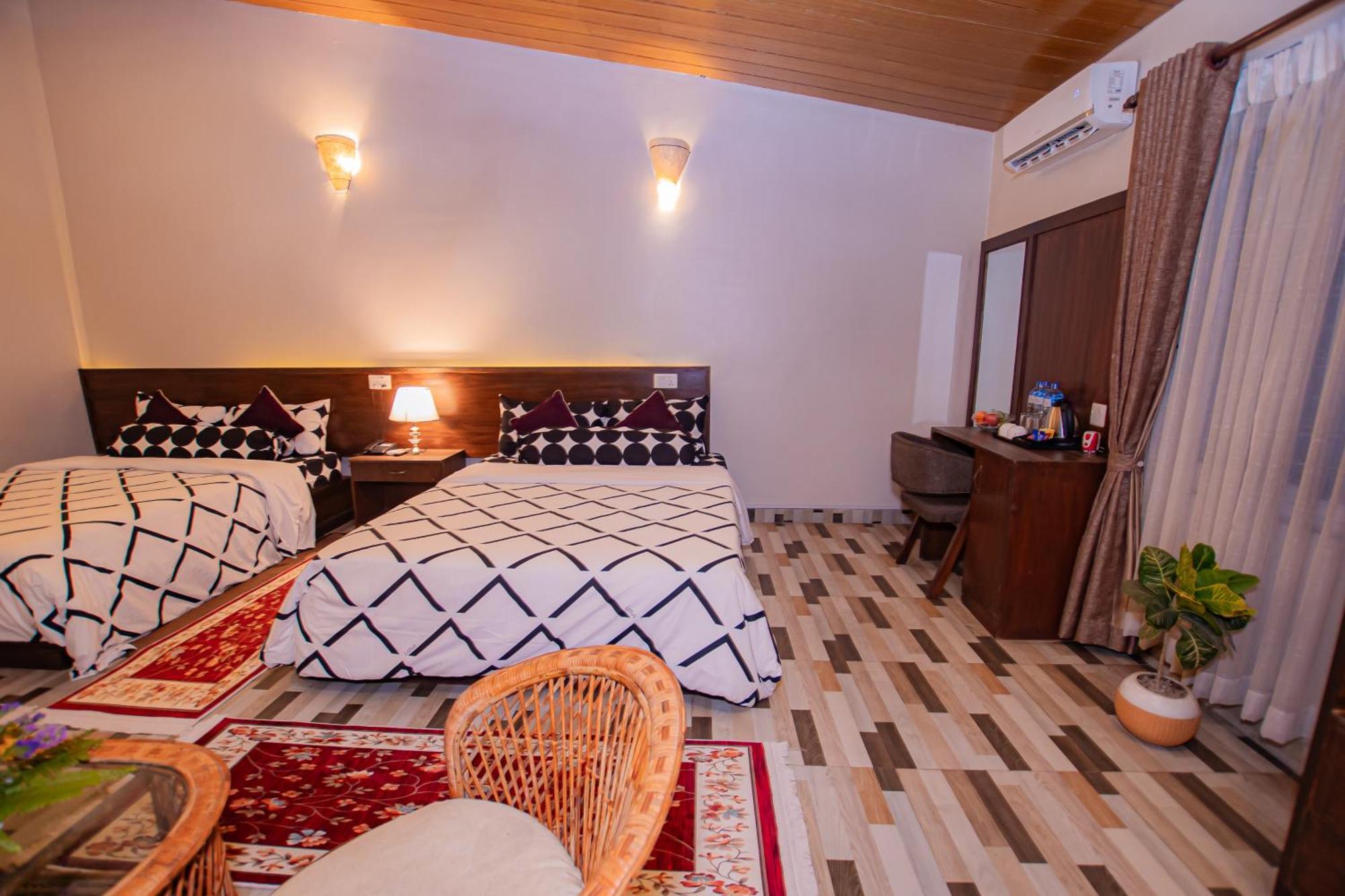 Busy Bee Resort, Pokhara Extérieur photo