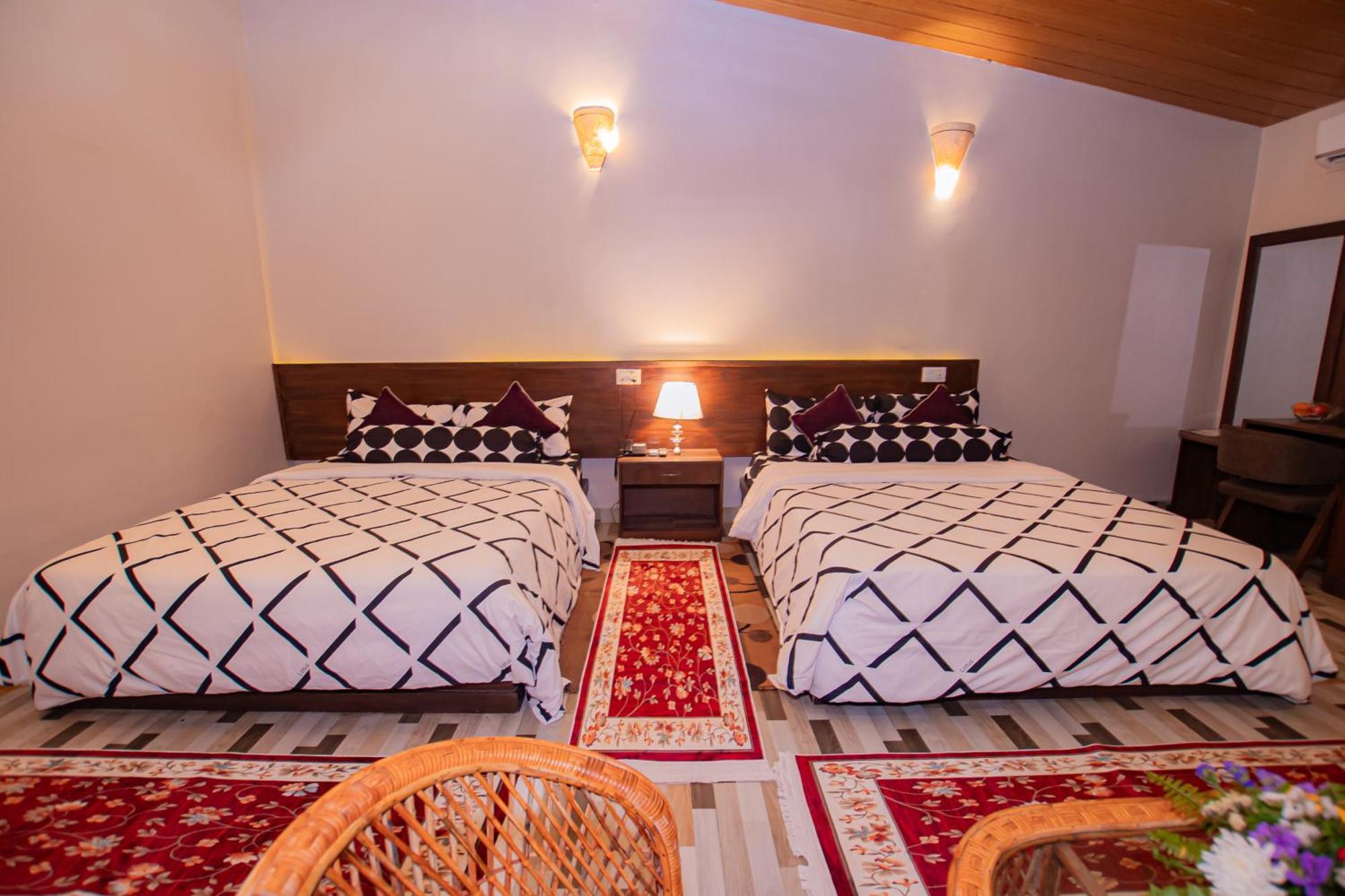 Busy Bee Resort, Pokhara Extérieur photo
