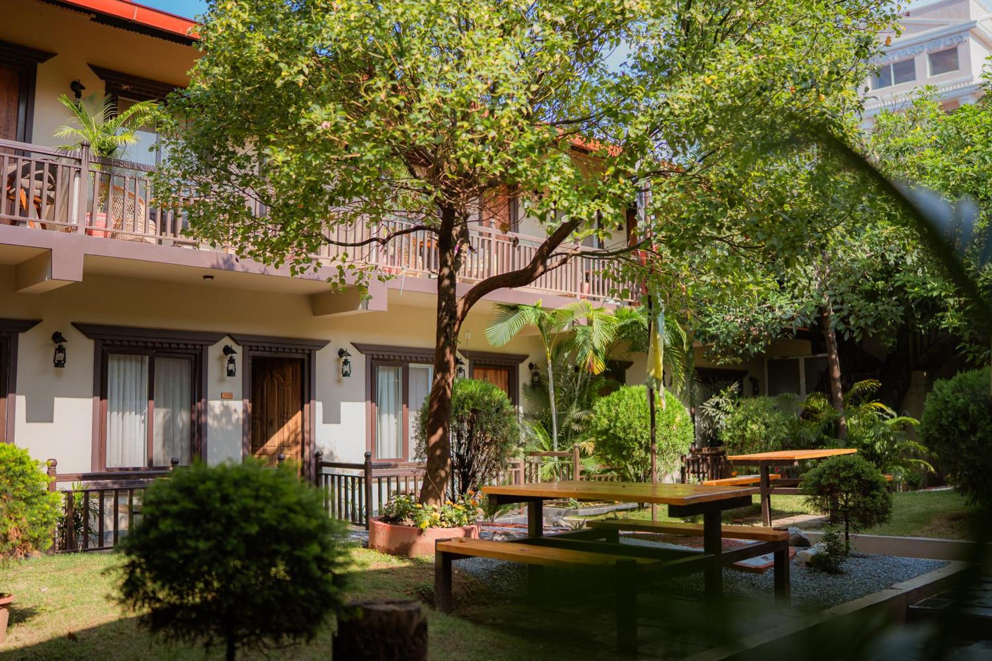 Busy Bee Resort, Pokhara Extérieur photo