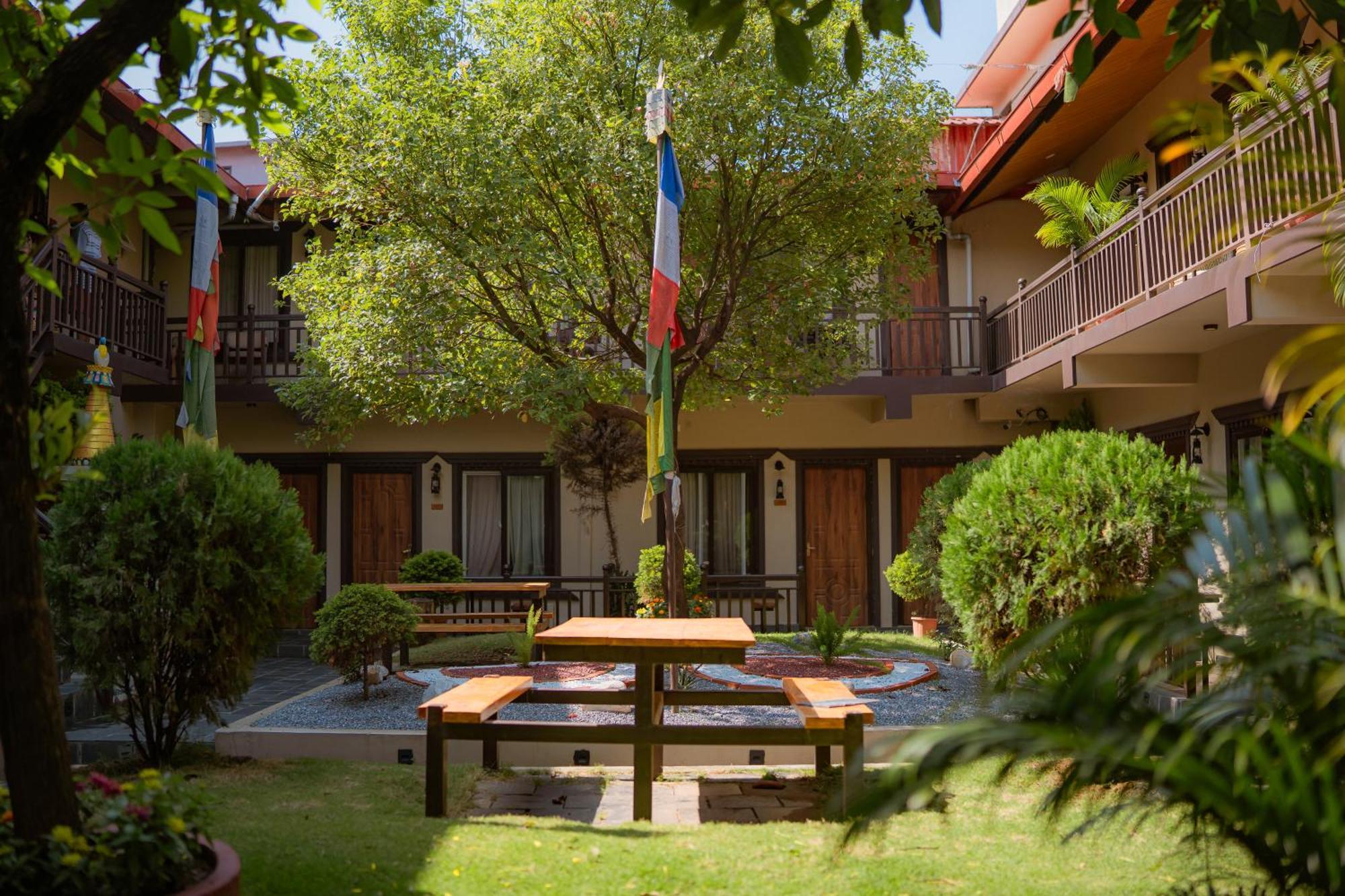 Busy Bee Resort, Pokhara Extérieur photo
