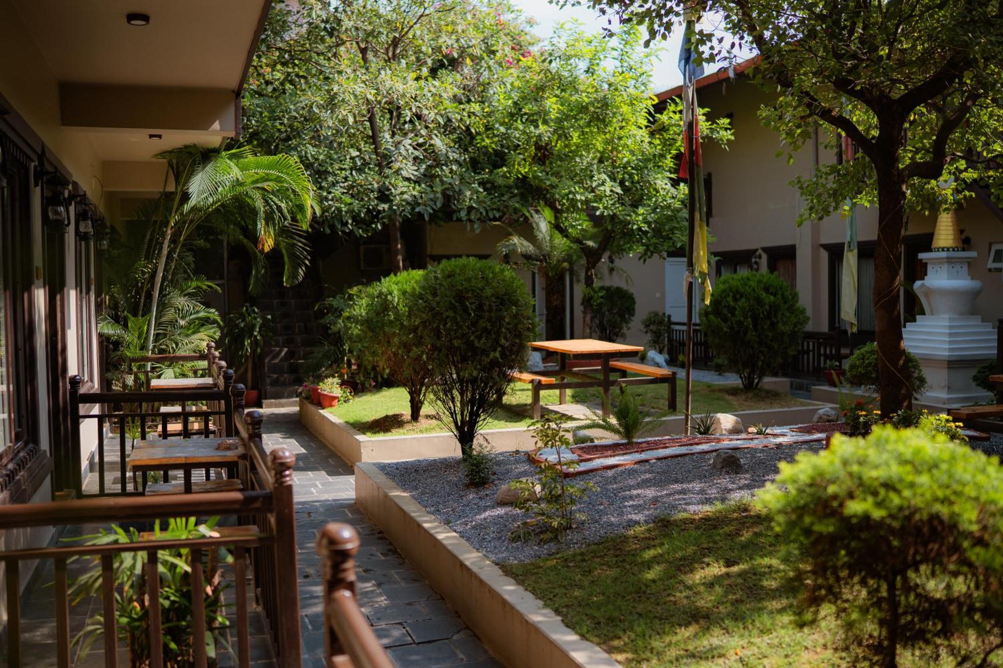 Busy Bee Resort, Pokhara Extérieur photo