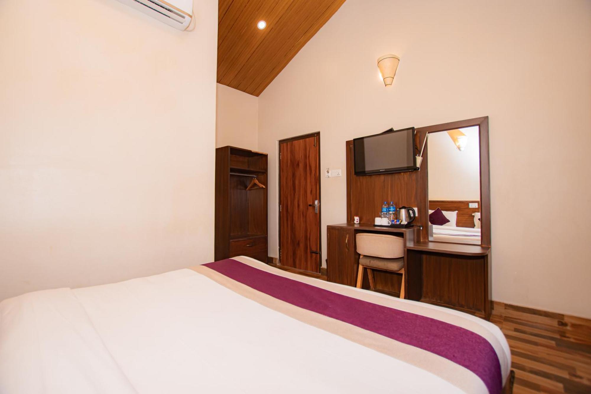 Busy Bee Resort, Pokhara Extérieur photo