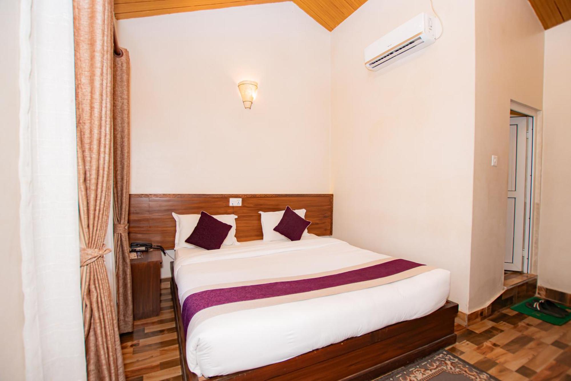 Busy Bee Resort, Pokhara Extérieur photo