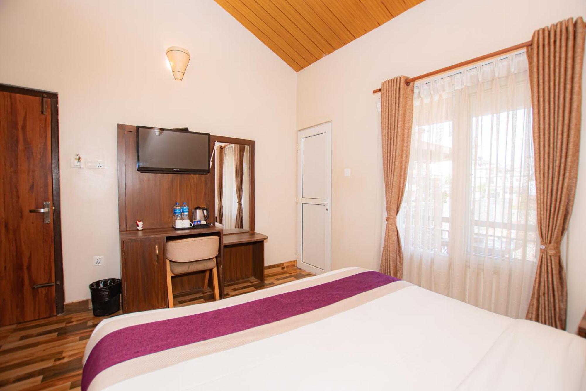 Busy Bee Resort, Pokhara Extérieur photo