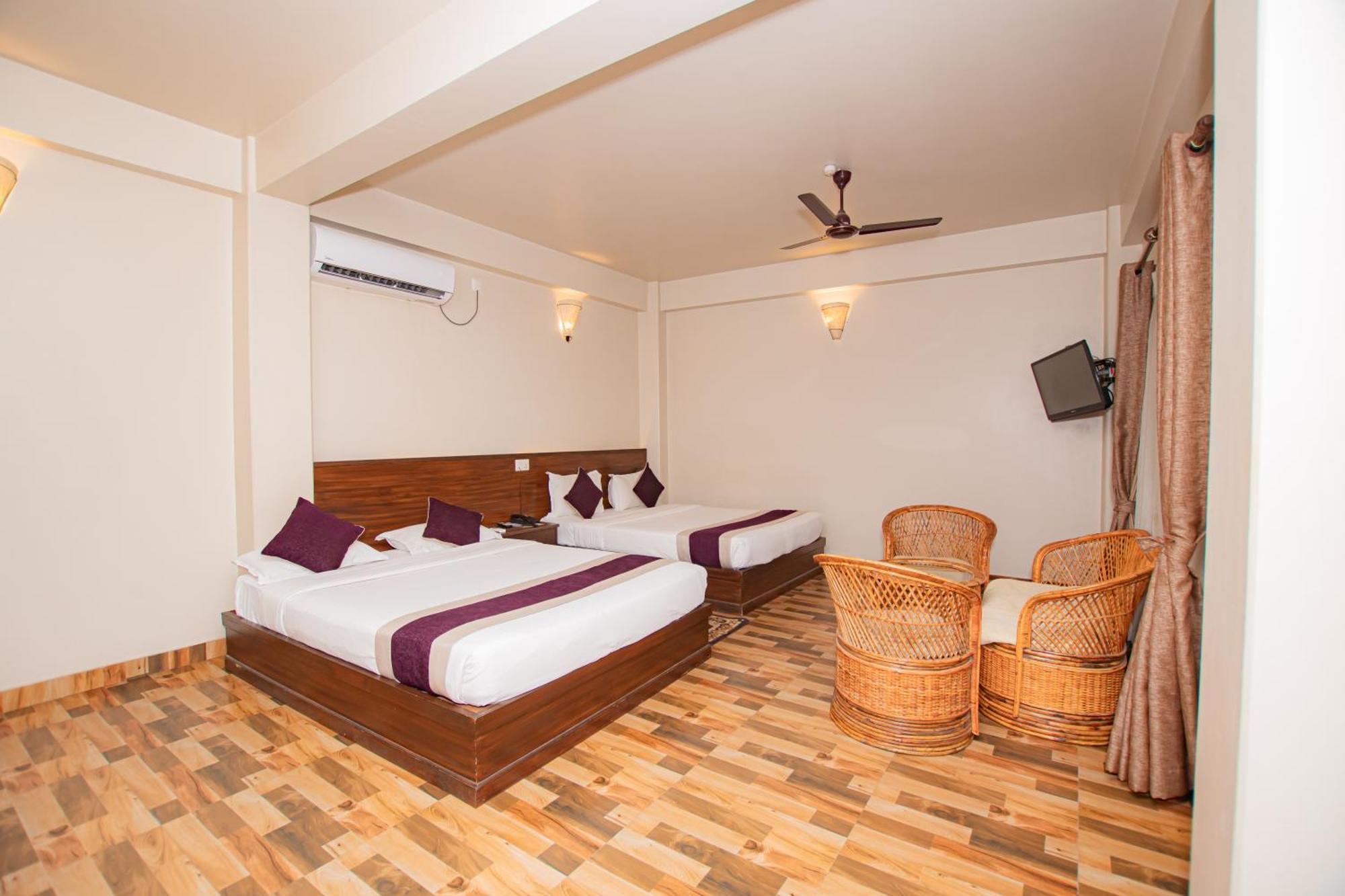 Busy Bee Resort, Pokhara Extérieur photo
