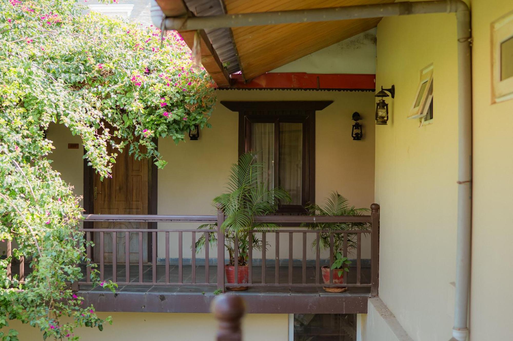 Busy Bee Resort, Pokhara Extérieur photo